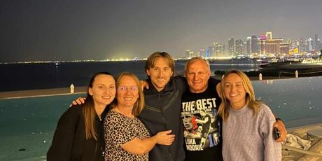 Luka Modrić s roditeljima i sestrama
