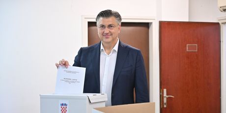Premijer Andrej Plenković glasao je na izborima za europski parlament - 3