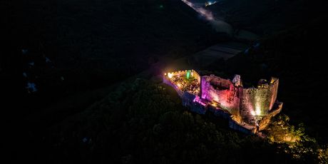 Pogled na kaštel noću