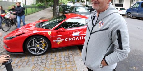 Ukrašeni Ferrari s hrvatskim kockicama - 1