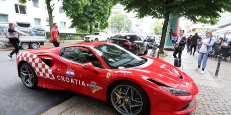 Ukrašeni Ferrari s hrvatskim kockicama - 4