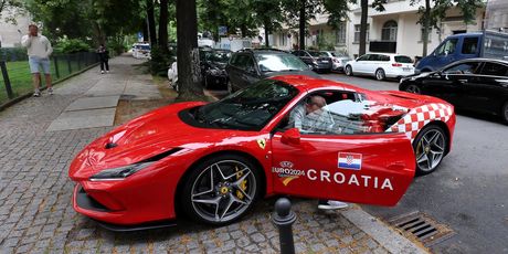 Ukrašeni Ferrari s hrvatskim kockicama - 8