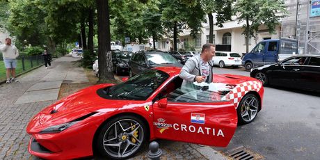 Ukrašeni Ferrari s hrvatskim kockicama - 9