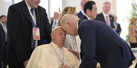 Predsjednik Biden naslonio se čelom o čelo na papu Franju