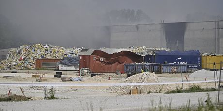 Veći dio požara plastike je ugašen u skladištu tvrtke za zbrinjavanje. - 13