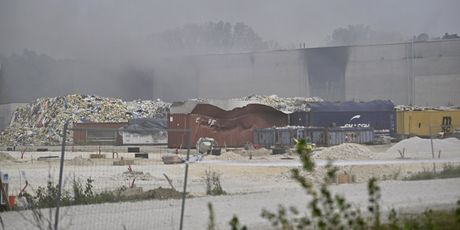 Veći dio požara plastike je ugašen u skladištu tvrtke za zbrinjavanje. - 16