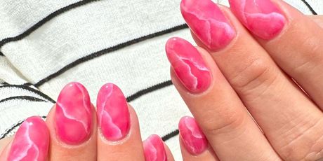 Ružičasti apstraktni