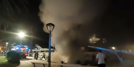 U Makarskoj se zapalila jahta - 4