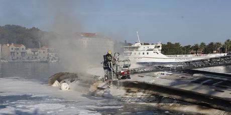 Jahta u gradskoj luci potonula na bok - 14