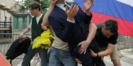 Ukradeni Macron - 6