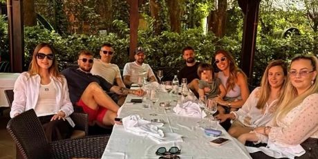 Bruno Petković s bivšim suigračima i njihovim partnericama