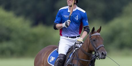Princ William igra polo