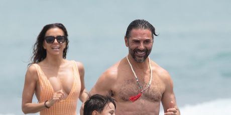 Eva Longoria sa suprugom i sinom na plaži - 1