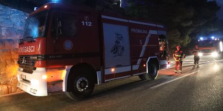 Vatrogasci gase požar u Brelima - 7