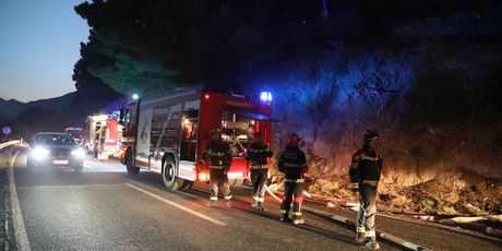Vatrogasci gase požar u Brelima - 10