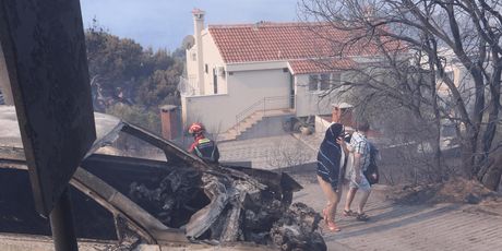 Turisti bježe zbog požara u Pisku - 2