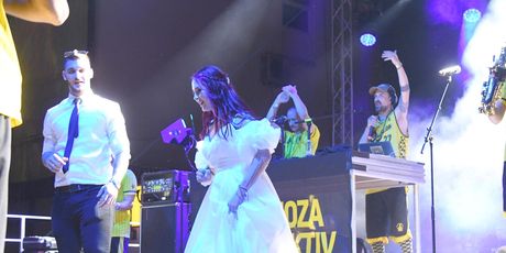 Mladenci na koncertu Dubioze kolektiv