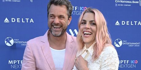 Joshua Jackson i Busy Philipps - 1