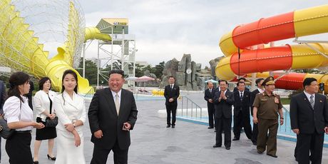 Kim Jong-un na bazenu