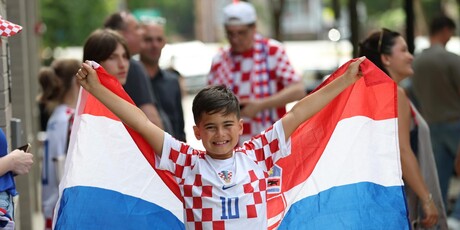 Hrvatski navijači ispred hotela Vatrenih