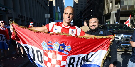 Hrvatski navijač sa zastavom