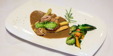Punjeni lungić sa domaćim korektima u umaku od vina i pesta genovese