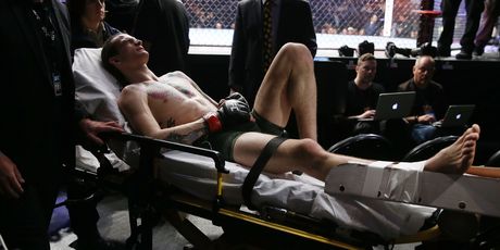 Sean O\'Malley na nosilima (Foto: AFP)