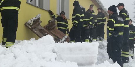 Snijeg u Delnicama i dalje stvara probleme (Foto: Marko Balen) - 1