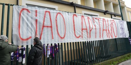 Transparent ispred Fiorentininog stadiona (Foto: AFP)