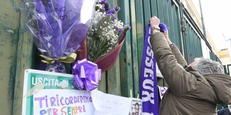 Navijači Fiorentine odaju počast preminulom kapetanu (Foto: AFP)