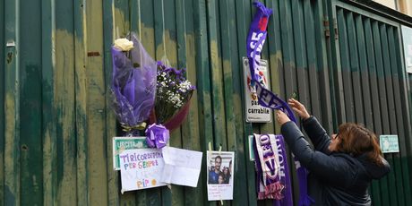 Navijači Fiorentine odaju počast preminulom kapetanu (Foto: AFP)
