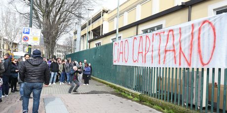 Transparent ispred Fiorentininog stadiona (Foto: AFP)