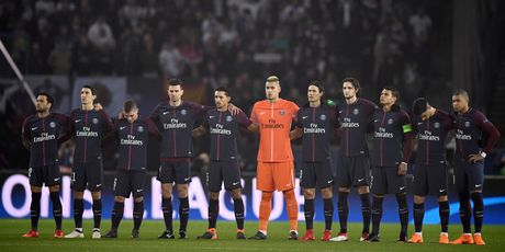 Igrači PSG-a tijekom minute šutnje za Davidea Astorija (Foto: AFP)