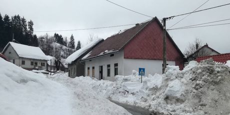 Snijeg koji se topi za sobom povlači i krovove (Foto: Marko Balen) - 1