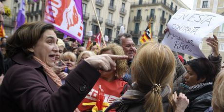 Gradonačelnica Barcelone Ada Colau razgovara s prosvjednicama (Foto: AFP)