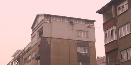 Zeničanin na stambenoj zgradi sagradio kuću (Foto: Dnevnik.hr) - 3