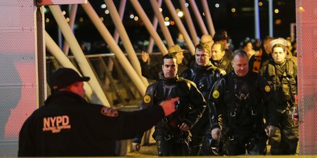 New York: Dvije osobe poginule u padu helikoptera u East River (Foto: AFP) - 1