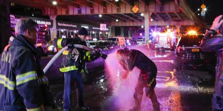 New York: Dvije osobe poginule u padu helikoptera u East River (Foto: AFP) - 4