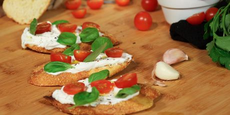 Bruskete s quarkom, cherry rajčicama i bosiljkom