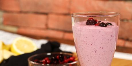 Smoothie sa šumskim voćem, quarkom , bananom i bademima