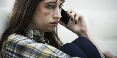 Žrtva obiteljskog nasilja traži pomoć, ilustracija (Guliver/Thinkstock)