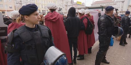 Prosvjednike protiv Istanbulske konvencije dočekale aktivistice (Foto: Dnevnik.hr) - 2