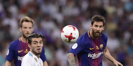 Kovačić u duelu protiv Messija (Foto: AFP)