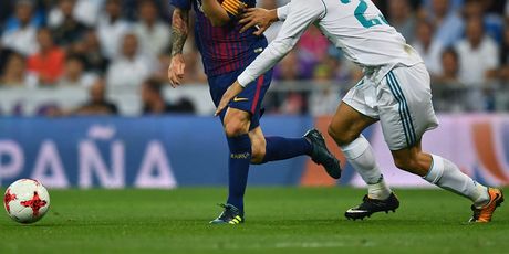 Kovačić u duelu protiv Messija (Foto: AFP)