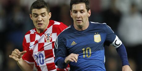 Kovačić u duelu protiv Messija (Foto: AFP)