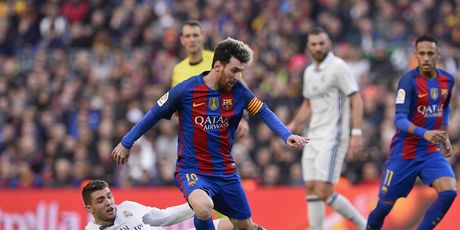 Kovačić u duelu protiv Messija (Foto: AFP)