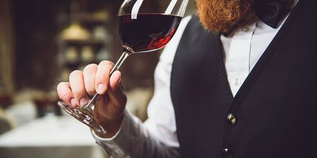 Kod naručivanja, ali i konzumiranja vina u društvu Francuza potrebno je biti jako oprezan