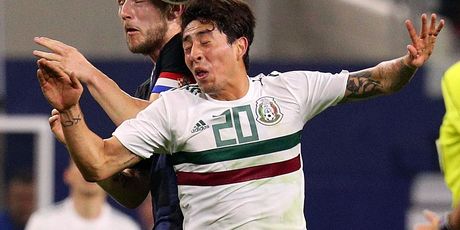 Ivan Rakitić i Omar Govea (Foto: AFP)