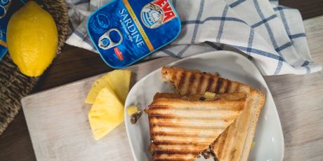 Tost sa sardinama, ananasom i čipsom