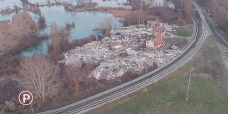 Na gradskom zemljištu u zagrebačkom naselju Savica niknulo je ilegalno odlagalište otpada (Foto: Dnevnik.hr) - 1